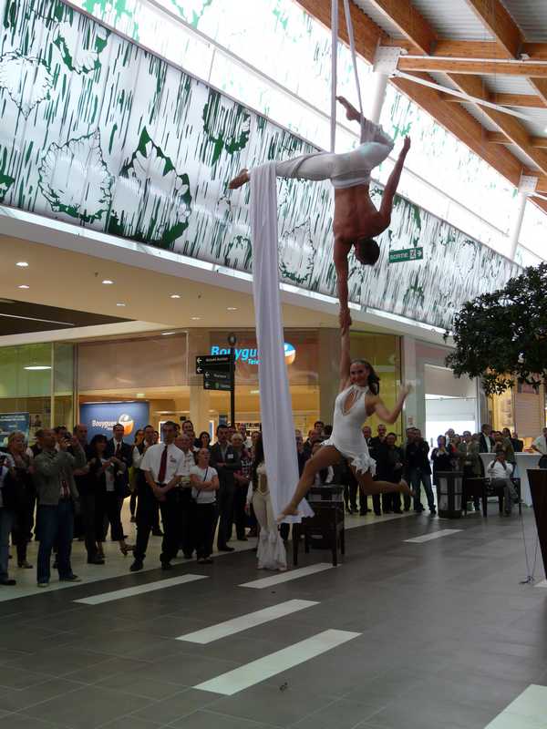 inauguration galerie marchande Auchan Nogent sur Oise acrobates alain michel